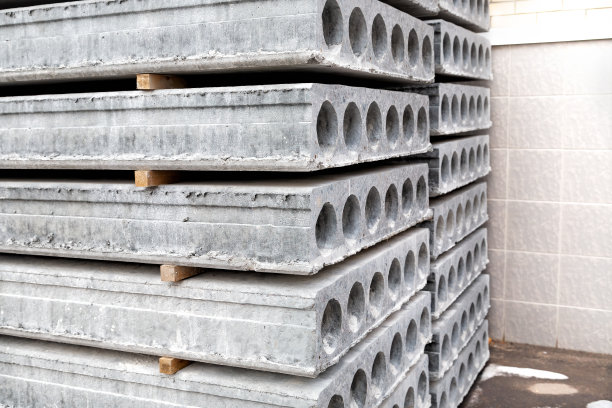 预制混凝土板的堆叠与施工孔。图片下载