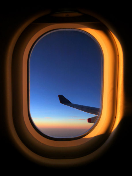 从飞机窗口看到的黄昏景色图片下载