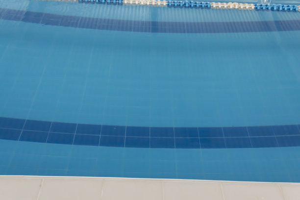 酒店有一个大游泳池，清澈的蓝色水，让人放松和放松。图片下载