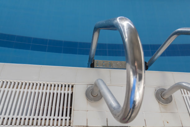 酒店有一个大游泳池，清澈的蓝色水，让人放松和放松。图片下载