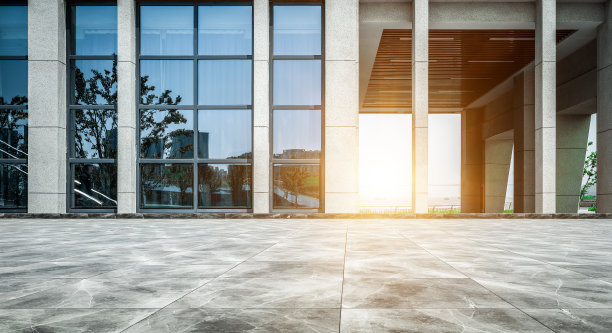 室外城市建筑玻璃幕墙前的大理石广场图片下载