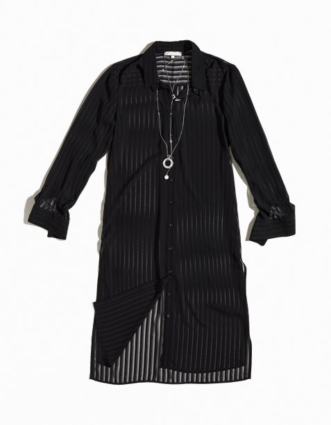 黑色衬衫连衣裙与银项链孤立在白色背景图片下载