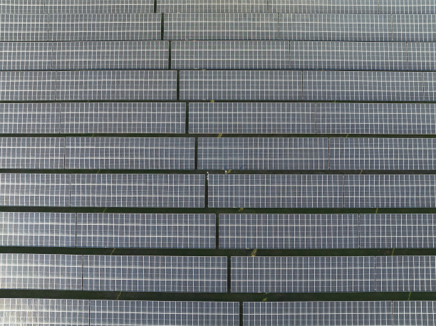 俯瞰生产清洁可再生能源的太阳能农场图片下载