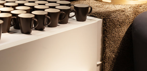 各种颜色的酒杯排列在架子上。装饰玻璃罐中。图片下载