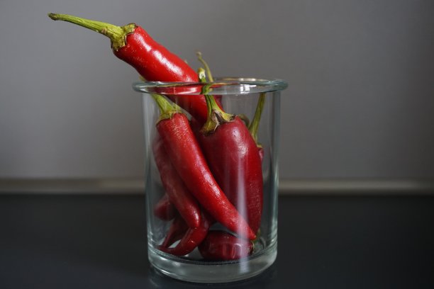 罐子里的红辣椒，背景为黑色图片下载