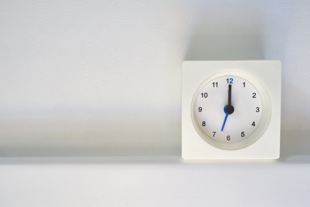 在有复制空间的浅色背景上设置时钟。斯堪的纳维亚风格的房间。时钟和时间图片下载