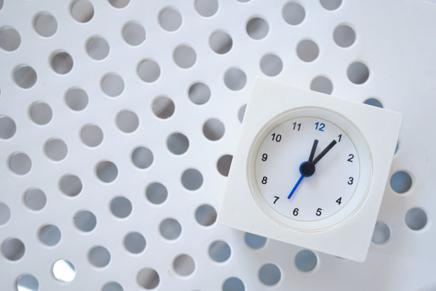 在有复制空间的浅色背景上设置时钟。斯堪的纳维亚风格的房间。时钟和时间图片下载