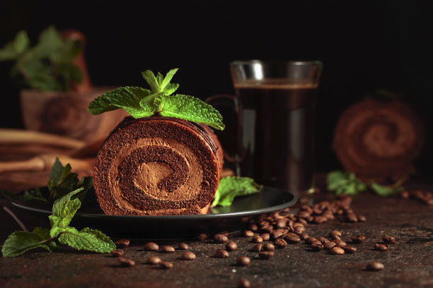 自制巧克力蛋糕和一杯黑咖啡。图片下载