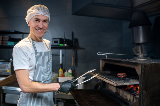 厨师在餐厅的厨房里做饭图片下载