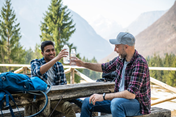 徒步旅行结束后休息一下图片下载