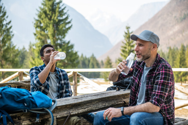 徒步旅行结束后休息一下图片下载