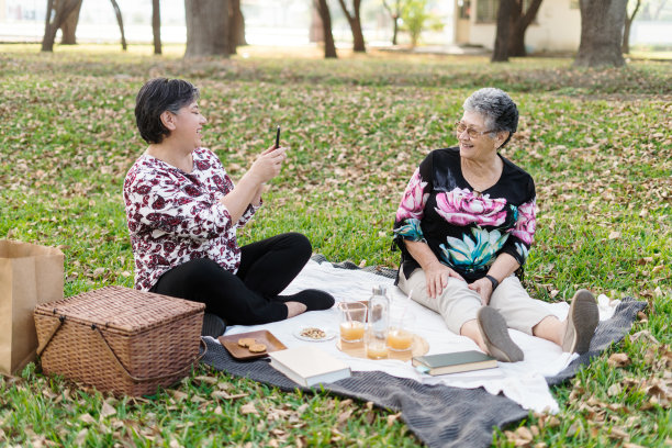 母亲和女儿在野餐时玩得很开心图片下载