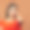 年轻漂亮的亚洲女人开朗的微笑摆姿势在温暖的棕色背景，生活方式的人的概念图片下载
