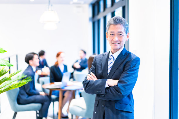 微笑着工作的老商人图片下载