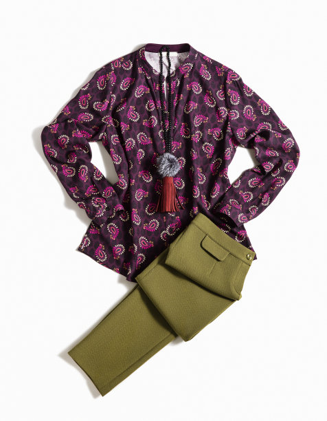 女人的衣服与项链孤立在白色的背景图片下载