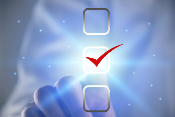 业务人员用触摸屏上的红色标记检查清单上的标记图片下载