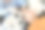 美发师在美容院给男顾客洗头发图片下载