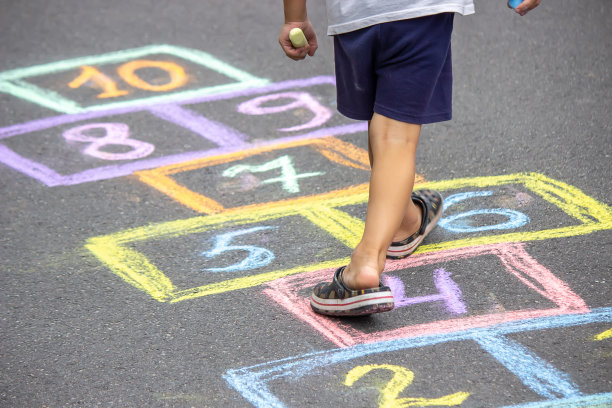 街头儿童的经典游戏。有选择性的重点。图片下载