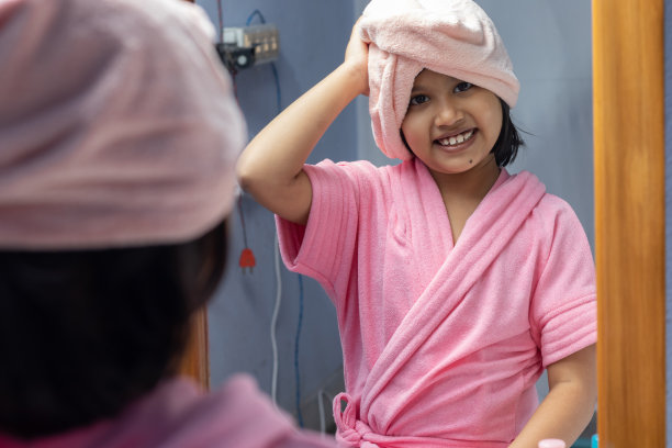 穿着粉色浴袍的小女孩图片下载