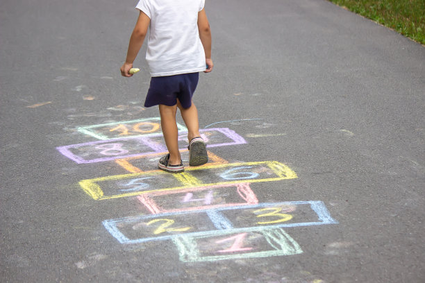 街头儿童的经典游戏。有选择性的重点。图片下载