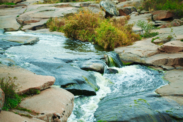 美丽的山间河流流过岩石。山间河流的水流越来越紧图片下载