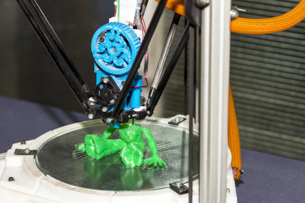 在工厂打印塑料玩具模型时，关闭3d打印机图片下载