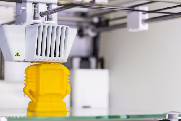 在工厂打印塑料玩具模型时，关闭3d打印机图片下载