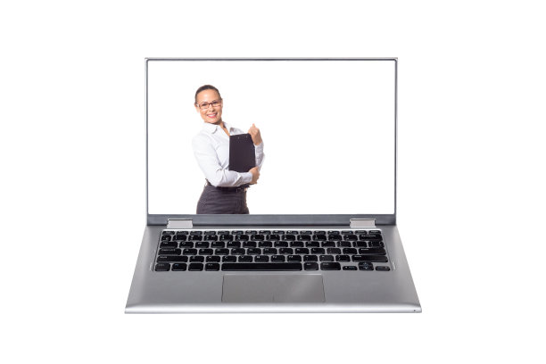 成年迷人的女人，穿着正式的衣服，戴着眼镜，手里拿着一个文件夹，对着笔记本电脑屏幕上的镜头微笑，孤立在白色的屏幕上。图片下载