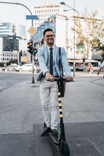 骑着电动滑板车的现代人图片下载
