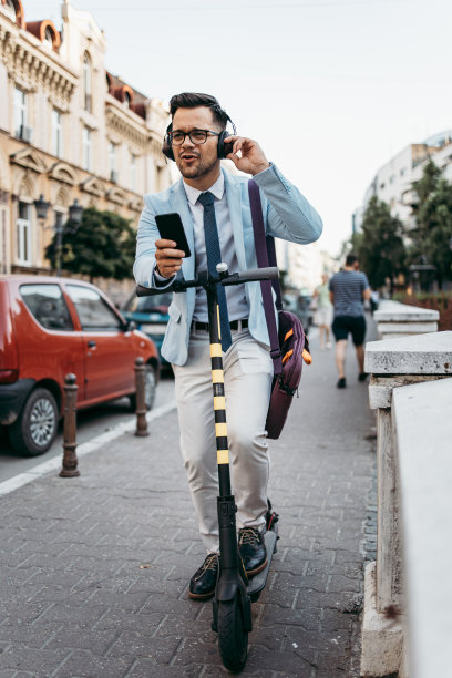 骑着电动滑板车的现代人图片下载