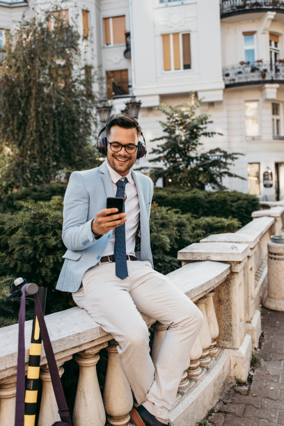 骑着电动滑板车的现代人图片下载