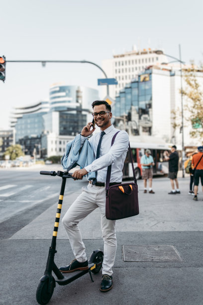 骑着电动滑板车的现代人图片下载
