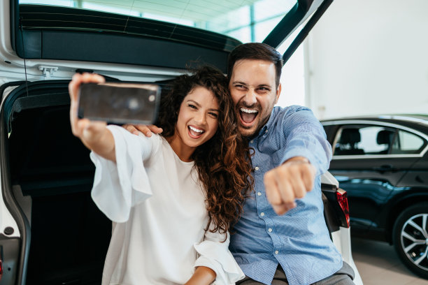 有吸引力的中年夫妇购买汽车在陈列室图片下载