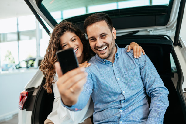 有吸引力的中年夫妇购买汽车在陈列室图片下载