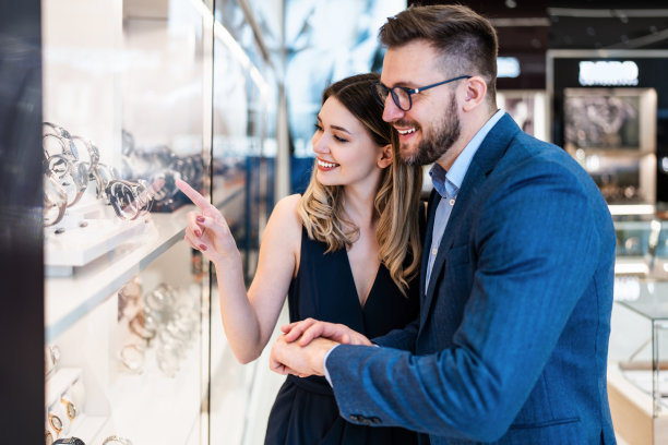 珠宝店里的漂亮情侣图片下载