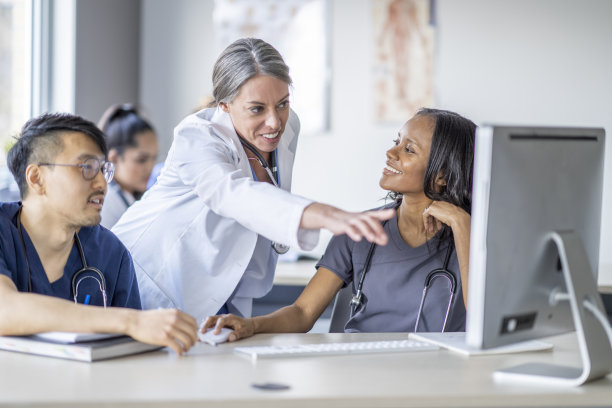 教授检查医学生的工作图片下载