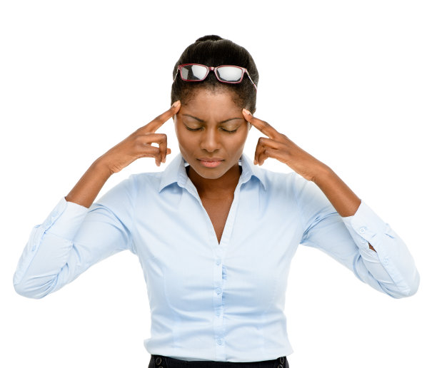 在工作室的白色背景下，一个年轻的女商人看起来压力很大图片下载