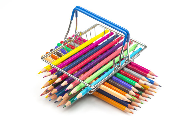 从市场上买来的一套用来在篮子里画画的彩色铅笔。艺术创意绘画工具。彩色铅笔图片下载