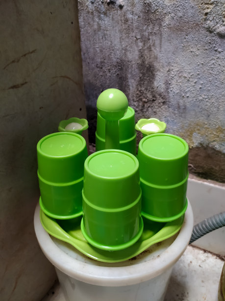 塑料杯摆放整齐图片下载