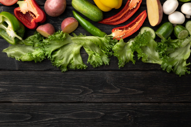 健康食品。黑色木制背景上的蔬菜。前视图。副本的空间。图片下载