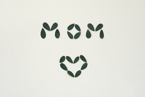 一套白色背景的叶子在字MOM的形状图片下载