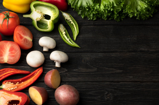健康食品。黑色木制背景上的蔬菜。前视图。副本的空间。图片下载