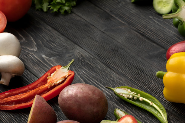 健康食品。黑色木制背景上的蔬菜。前视图。副本的空间。图片下载