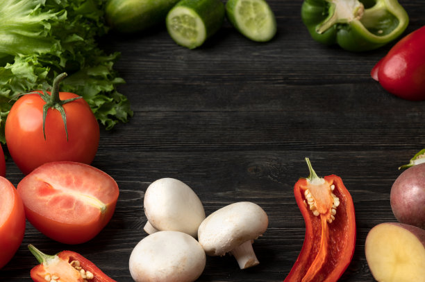 健康食品。黑色木制背景上的蔬菜。前视图。副本的空间。图片下载