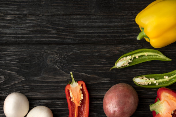 健康食品。黑色木制背景上的蔬菜。前视图。副本的空间。图片下载