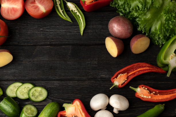 健康食品。黑色木制背景上的蔬菜。前视图。副本的空间。图片下载