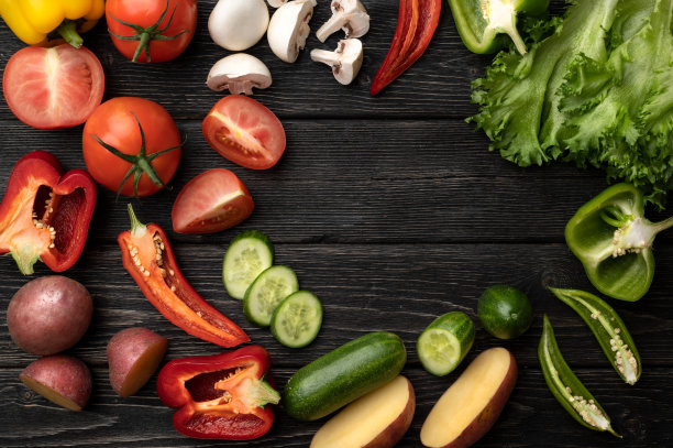 健康食品。黑色木制背景上的蔬菜。前视图。副本的空间。图片下载
