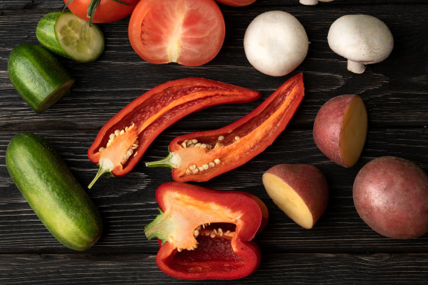 健康食品。黑色木制背景上的蔬菜。前视图。副本的空间。图片下载