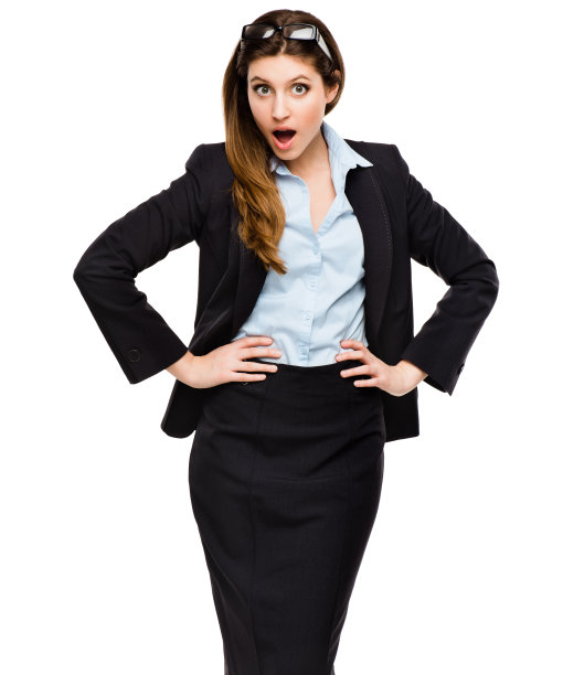 这张照片拍摄的是一个年轻的女商人，在摄影棚的背景下看起来很震惊图片下载