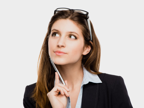 拍摄了一个年轻的女商人白日做梦的工作室背景图片下载